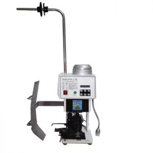  Klemmer AC-terminalen til kablet for at lave kabelets bagstik.