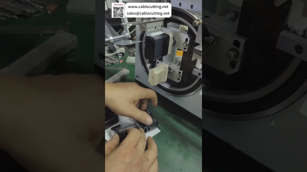 Four Sided Bubble Free Film Wrapping Tape Machine For High Standard Product Shell Insulation